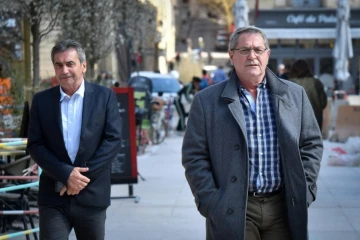 Bruno Odos (G) et Jean Fauret, co-pilote et pilote du Falcon 50, arrivent le 19 mars 2019 à la cour d'assises d'Aix-en-Provence pour la suite du procès "Air Cocaïne"