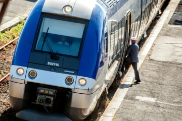 Un contrôleur d'un TER en gare de Hazebrouck le 22 mai 2014