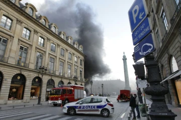 De la fumée place Vendôme en raison d'un incendie dans un parking du Ritz le 8 mars 2012 à Paris