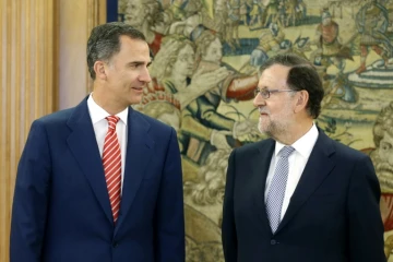 Le roi d'Espagne Felipe VI (g) et le Premier ministre espagnol Mariano Rajoy (d) dans le palllais de la Zarzuela à Madrid, le 28 juillet 2016 