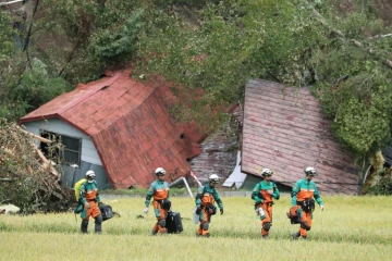 Une équipe de secours de la police japonaise dans la localité d'Astuma touchée par le séisme qui a frappé le nord du Japon, le 9 septembre 2018.

