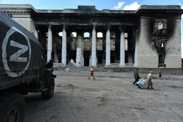 Distribution d'aide humanitaire à Lyssytchansk, ville occupée par l'armée russe, le 12 juillet 2022 dans l'est de l'Ukraine 