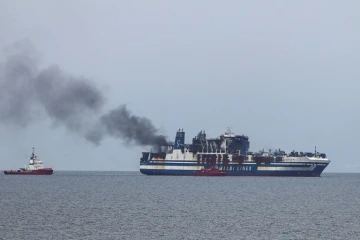De la fumée s'échappe le 21 février 2022 du ferry italien Euroferry Olympia, en feu au large de l'île grecque de Corfou