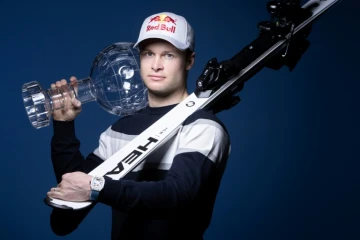 Le Français Alexis Pinturault, vainqueur du gros globe de cristal, récompensant le meilleur skieur de la saison, pose, le 24 mars 2021 dans les locaux de l'Agence France-Presse à Paris