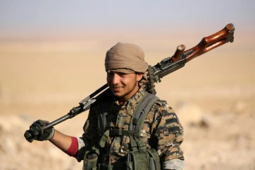 Un membre des Forces Démocratiques syrienne près de Ain Issa (50 km au nord de la ville syrienne de Raqa), le 6 novembre 2016
