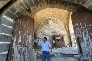 Le gardien Younes Dayoub ouvre les portes de la citadelle Al-Marqab, le 25 juillet 2022 près de Banias, dans l'ouest de la Syrie 