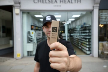 Joe Oliver, co-fondateur et patron de LDN CBD, devant son magasin Chelsea Health à Londres, le 16 août 2021