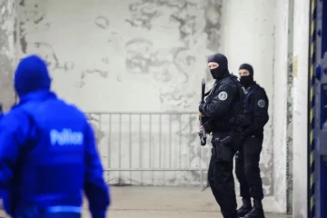 La police belge devant un tribunal de Bruxelles le 20 novembre 2015 alors Hamza Attou y comparaissait
