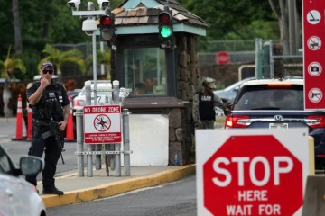 Un policier à l'entrée de la base militaire de Pearl Harbor, le 4 décembre 2019 à Hawaï