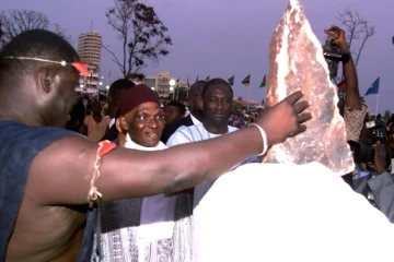 Le président sénégalais  Abdoulaye Wade (au centre) durant la pose de la première pierre du Musée des civilisations noires, le 18 juillet 2003 à Dakar