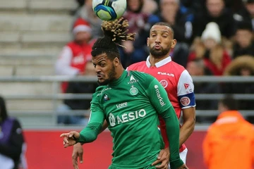 L'attaquant de Saint-Etienne, Lois Diony (g), à la lutte avec le défenseur franco-marocain de Reims, Yunis Abdelhamid, lors du match de Ligue 1 à Reims, le 8 décembre 2019