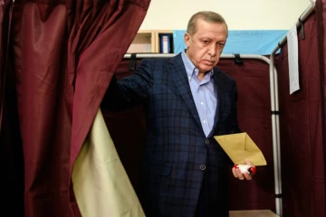 Le président Recep Tayyip Erdogan vote à Istanbul, le 1er novembre 2015