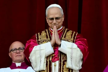 Le pape Léon XIV au balcon de la basilique Saint-Pierre au Vatican le 8 mai 2025 