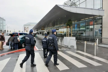 Des membres de la police belge patrouillent le 28 décembre 2009 dans l'aéroport de Bruxelles 