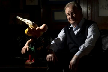 Le dessinateur Albert Uderzo près d'une figurine Astérix, le 10 octobre 2013 à Neuilly-sur-Seine