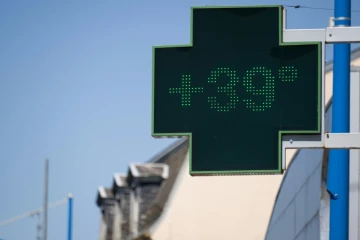 Un thermomètre de pharmacie indique une température de 39° C, le 4 août 2022 à Wittenheim, dans l'est de la France