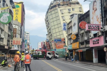Photo publiée par l'Agence centrale de presse de Taïwan (CNA), le 23 avril 2024, du bâtiment du Full Hotel à Hualien, déjà été endommagé lors du tremblement de terre du 3 avril, s'inclinant davantage sur le côté après une série de tremblements de terre pendant la nuit