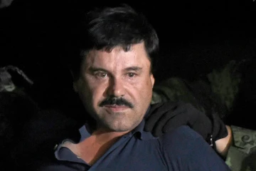 Joaquin "El Chapo" Guzman est escorté vers un hélicoptère à l'aéroport de Mexico le 8 janvier 2016 après avoir été arrêté dans l'Etat du Sinaloa