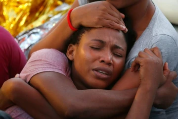 Photo fournie par la Croix rouge italienne d'une migrante qui vient d'être secourue en mer Méditerranée, le 20 octobre 2016