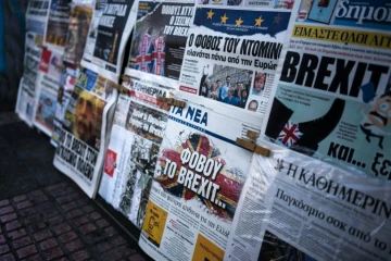 Le Brexit à La Une des quotidiens grecs le 25 juin 2016 à Athènes