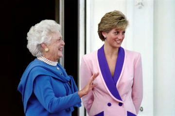 La princesse de Galles, Diana, aussi connue sous le nom de Lady Di, en compagnie de l'ancienne Première dame des Etats-Unis Barbara Bush, à la Maison Blanche à Washington, le 5 octobre 1990