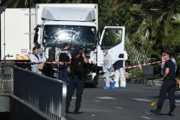 Le camion utilisé pour foncer dans la foule immobilisé sur la Promenade des Anglais le 15 juillet 2016 à Nice au lendemain de l'attaque terroriste qui a fait 84 morts