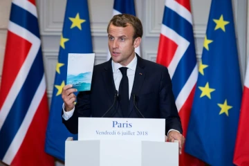 Le président Emmanuel Macron annonce l'engagement de six fonds souverains en faveur du climat, à l'Elysée à Paris, le 06 juillet 2018