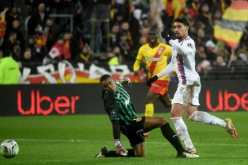 L'attaquant de Lyon Lucas Paquetà (d) échoue devant le gardien de Lens Wuilker Farinez, le 19 février 2022 au stade Bollaert   