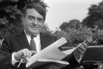 Claude Lanzmann pose après avoir reçu le Prix des Arts et des Lettres, le 23 mai 1985 à Paris