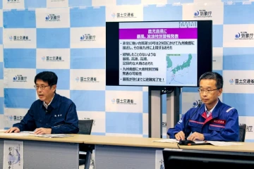 Des représentants de l'Agence météorologique japonaise (g) et du ministère du Territoire, des Infrastructures, des Transports et du Tourisme lors d'une conférence de presse conjointe concernant l'alerte spéciale pour le typhon Shanshan, le 28 août 2024 à Tokyo