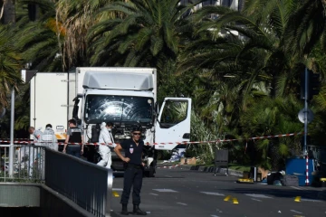 Des forces de l'ordre le 15 juillet 2016 autour du camion utilisé dans l'attentat de Nice, sur la Promenade des Anglais à Nice la veille 