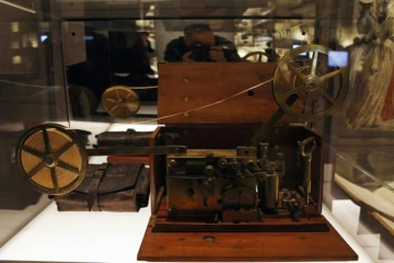 Un télégraphe électrique créé par Samuel Morse en 1837 exposé aux Archives nationales le 3 novembre 2015