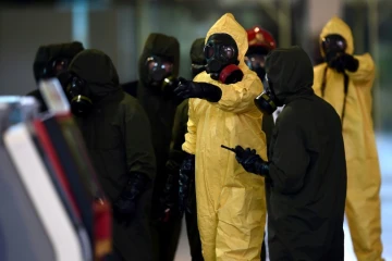 Des personnes décontaminent l'aéroport de Kuala Lumpur le 25 février 2017
