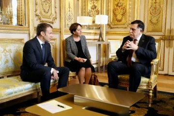 Emmanuel Macron reçoit le Premier ministre du gouvernement d'union nationale libyen Fayez al-Sarraj (d), le 29 mai 2018 à l'Elysée