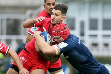 Le centre toulousain Sofiane Guitoune résiste à Josh Van der Flier (Leinster)pendant le match de Coupe d'Europe du 12 janvier 2019 à la RDS Arena de Dublin