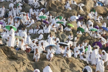 Des pèlerins prient sur le mont Arafat, au deuxième jour du hajj, le 5 juin 2025
