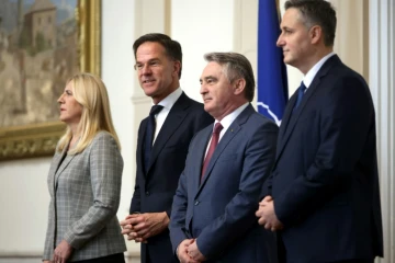 La présidente de la présidence tripartite de la Bosnie-Herzégovine, Zeljka Cvijanovic (g) et les membres de la présidence Zeljko Komsic (2e d), Denis Becirovic (d) et le secrétaire général de l'Otan Mark Rutte à Sarajevo, le 10 mars 2025