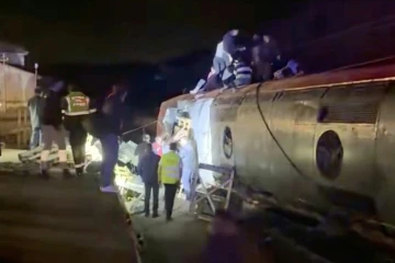 Cette capture vidéo tirée d'images publiées sur les réseaux sociaux et vérifiées par les équipes d'AFPTV à Madrid montre les secours à l'œuvre après un accident ferroviaire à Adamuz, dans le sud de l'Espagne, le 18 janvier 2026