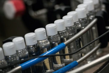 Production de flacons de gel hydroalcoolique le 4 mars 2020 à Plouedern