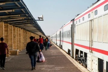 Des passagers sur un quai de la gare centrale de Bagdad, le 19 août 2018