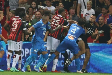 Des supporters envahissent le terrain, lors du match à domicile de Nice face à Marseille, le 22 août 2021 à l'Allianz Riviera