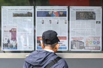 Un homme passe le 21 octobre 2024 à Séoul devant un journal sud-coréen affirmant que la Corée du Nord a déployé des soldats pour combattre en Ukraine