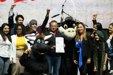 Le président colombien Gustavo Petro (C) lors de la signature de la loi "No Más Olé" sur la place Santamaría Toro à Bogota, le 22 juillet 2024