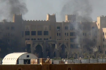 De la fumée s'élève de l'hôtel Al-Qasr, où logeait le Premier ministre yéménite, après un attaque à la roquette, le 6 octobre 2015 à Aden