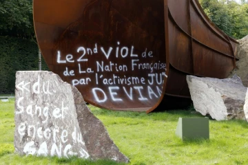 Photo prise le 6 septembre 2015 à Versailles de l'oeuvre "Dirty Corner" de l'artiste britannique Anish Kapoor, à nouveau vandalisée