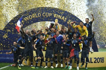 Les Bleus posent avec le trophée après avoir battu les Croates en finale du Mondial, le 15 avril 2018 au stade Loujniki à Moscou