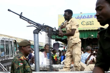 Un membre des forces de sécurité soudanaises sur un pickup équipé d'une mitrailleuse à Gedaref, dans l'est du Soudan, le 3 avril 2024
