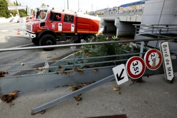 Des pompiers aident à nettoyer la gare ferroviaire d'Antibes, dans les Alpes-Maritimes, le 5 octobre 2015