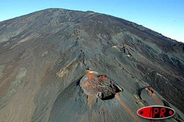 Jeudi 6 novembre 2003

Le Piton de la Fournaise donne de  sérieux signes de réveil