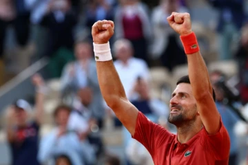 Novak Djokovic après sa victoire en cinq sets - la deuxième en deux tours - en huitième de finale à Roland-Garros face à l'Argentin Francisco Cerundolo le 3 juin 2024